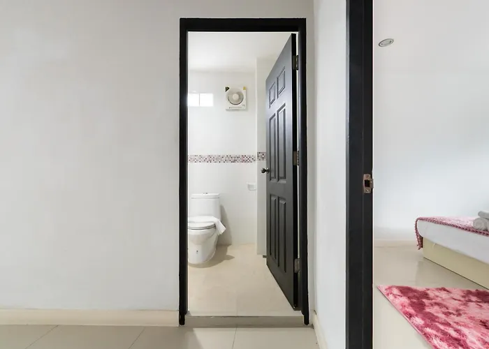 Miq Ekkamai1 - 5br House 65 Inch Tv