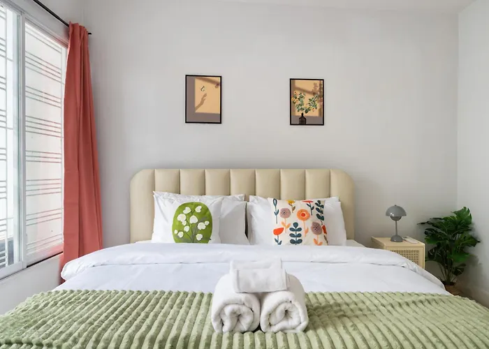 Miq Ekkamai1 - 5br House 65 Inch Tv