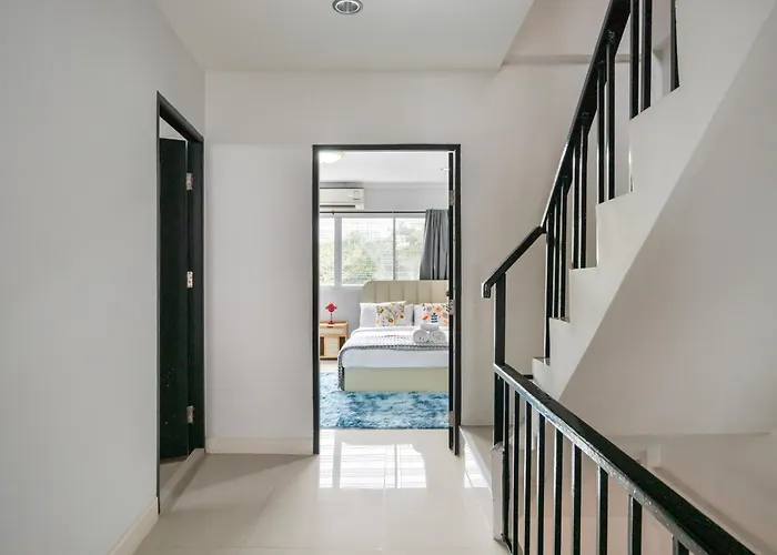 Miq Ekkamai1 - 5br House 65 Inch Tv Bangkok