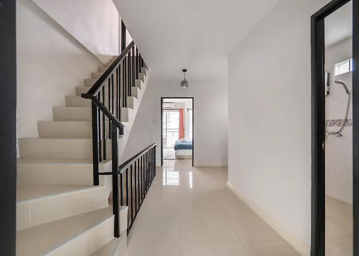 Miq Ekkamai1 - 5br House 65 Inch Tv Villa