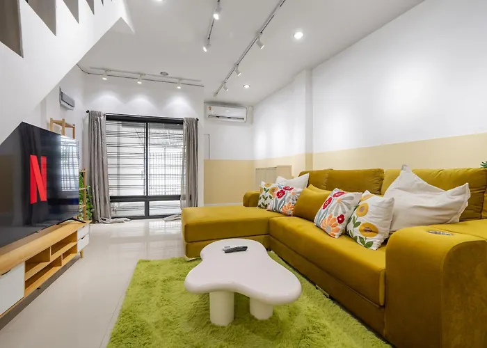 Miq Ekkamai1 - 5br House 65 Inch Tv
